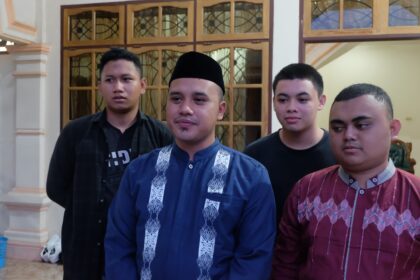 Abdul Rahman Hasan, Peserta Tilawah Dewasa dari Kota Bitung, bersama anggota kafilah lainnya, (Foto: ZONAUTARA.com/Yegar Sahaduta).