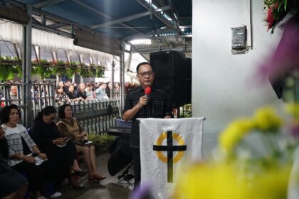 Melayat ke rumah duka, Wali Kota Tomohon turut serahkan santunan duka bagi keluarga