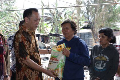 Gerak cepat Caroll Senduk serahkan bantuan pada warga korban musibah kebakaran rumah