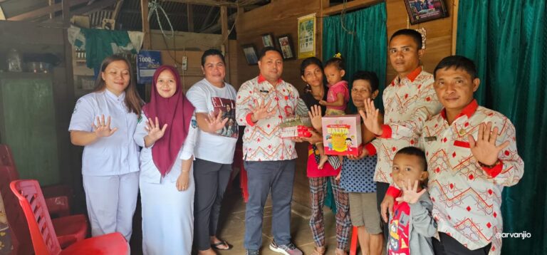 Sekda Bolsel Marzanzius Arvan Ohy, saat menyalurkan bantuan program inovasi BTS, (Foto: ZONAUTARA.com/Romansyah Banjar).