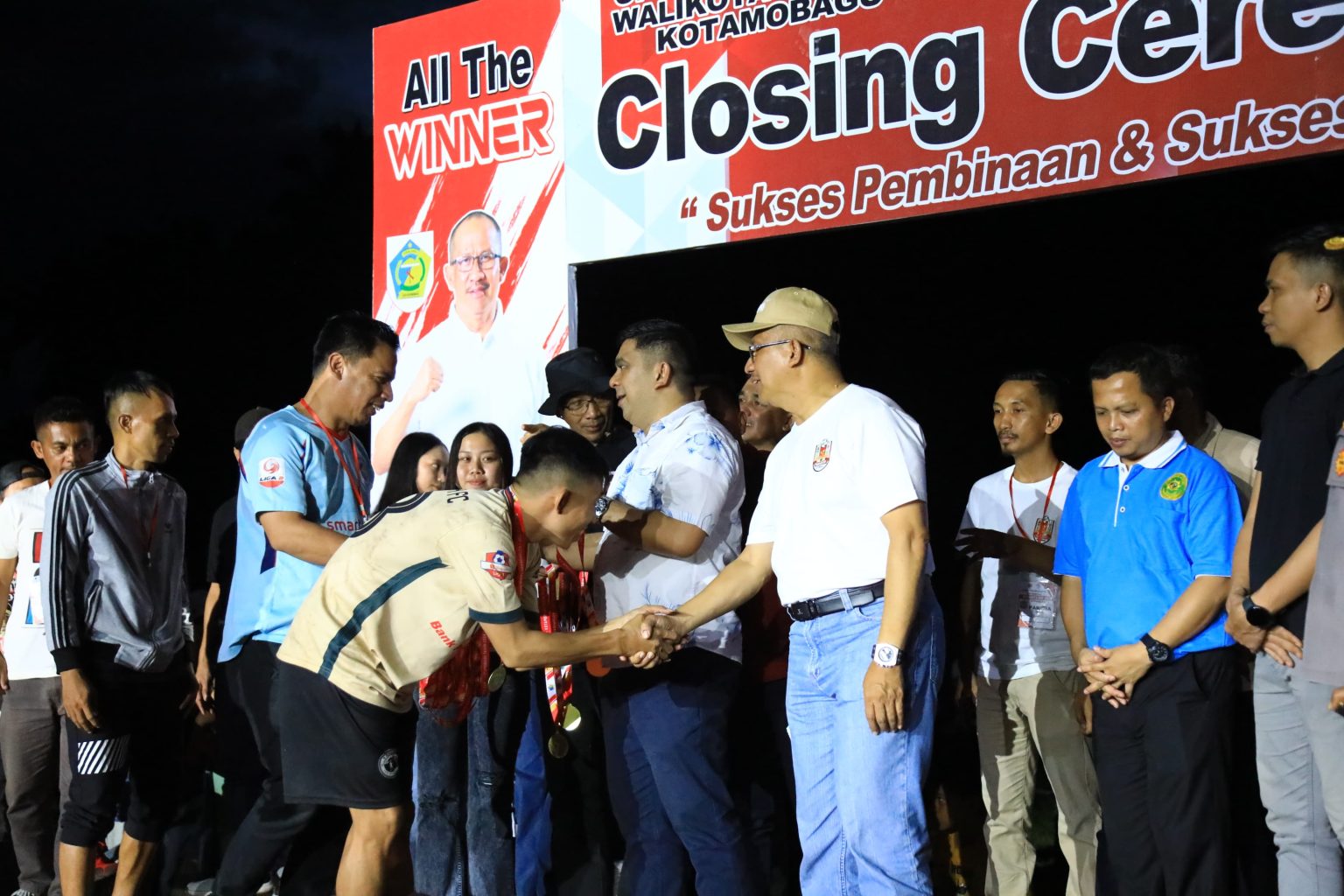 Suasana saat Asripan Nani, menutup secara resmi Open Tournament Sepak Bola Wali Kota Cup Tahun 2024, di Stadion Motobatu Desa Pyowa Besar Dua, Sabtu (13/07/2024). (Foto: Nindy Pobela/Bolmong.news).