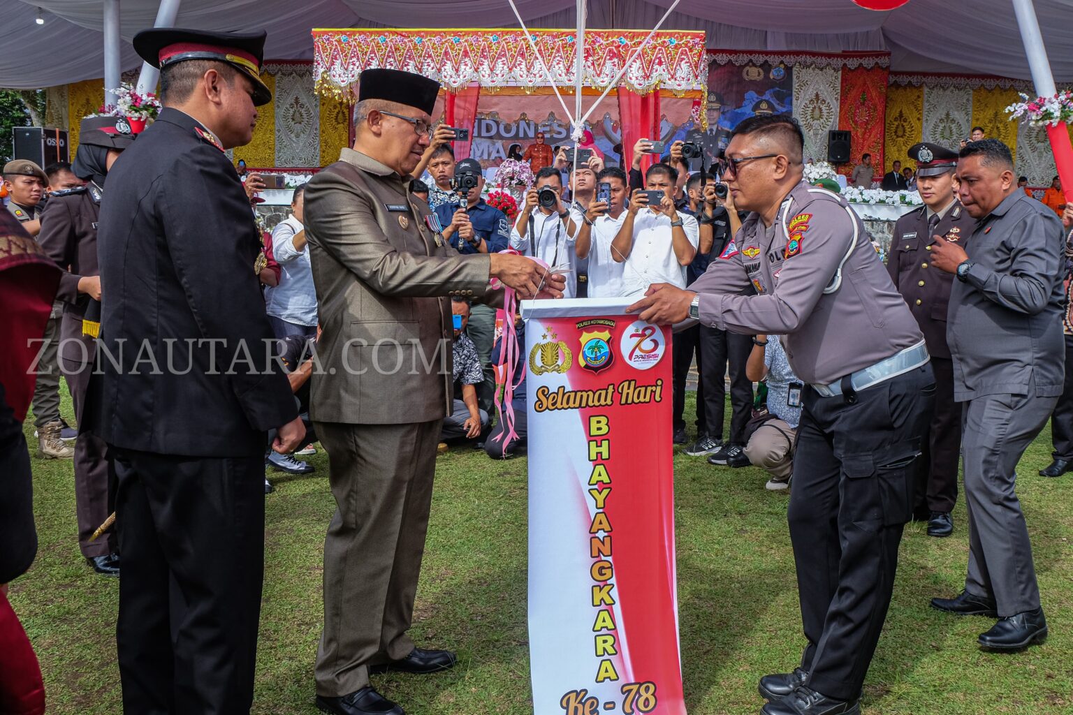 Suasana saat penjabat (pj) wali kota kotamobagu, asripan nani, (tengah) menghadiri perayaan hari ulang tahun (hut) ke-78 bhayangkara, (foto: zonautara. Com/yegar sahaduta).