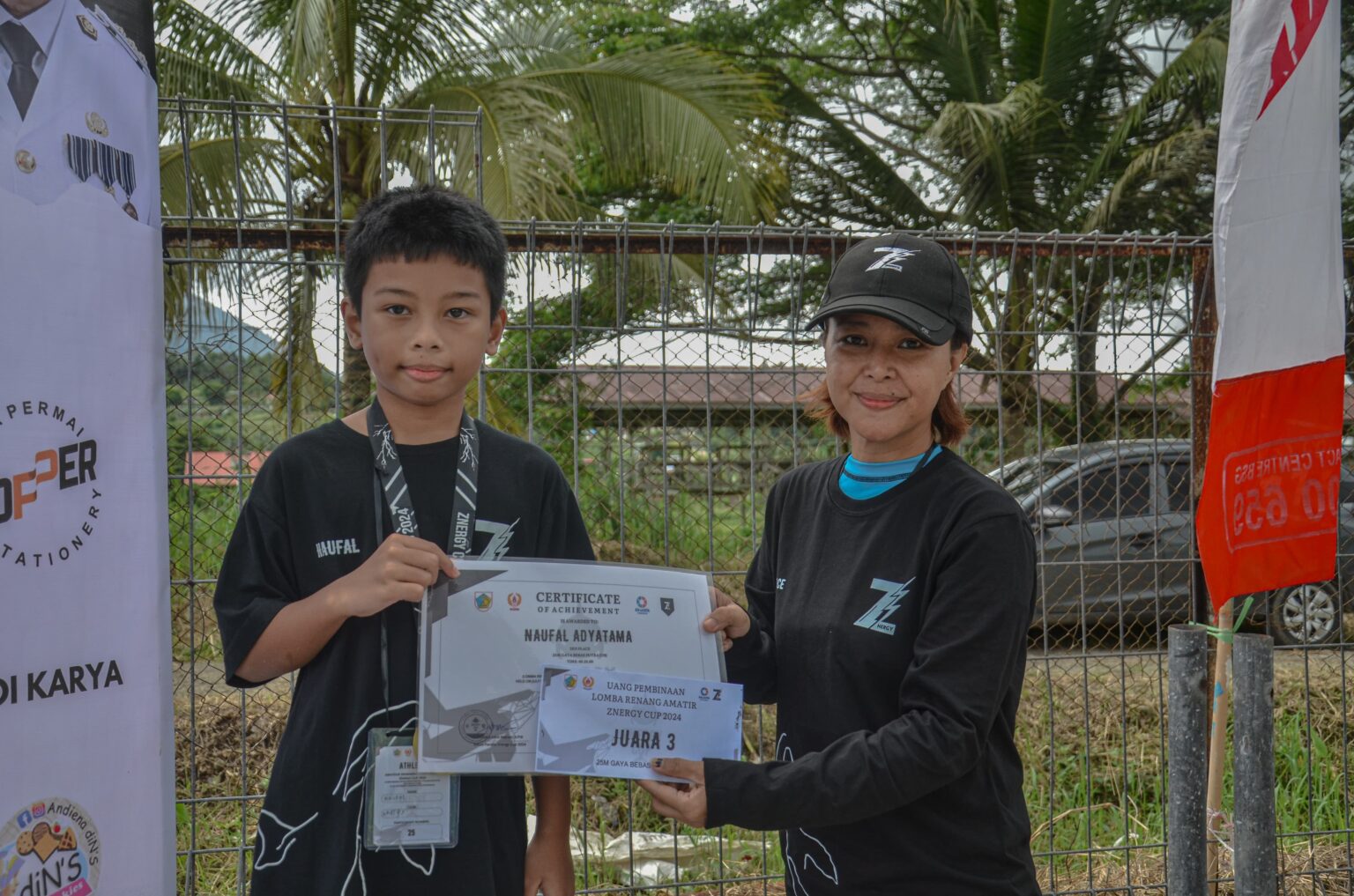 Meilany Joice Najoan, (kanan) Ketua Panitia Znergy Cup saat menyerahkan sertifikat dan hadiah kepada peserta, (Foto: ZONAUTARA.com/Yegar Sahaduta).