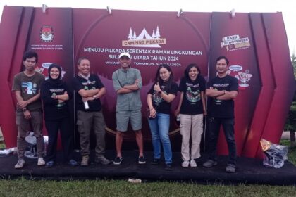 Tim ZONAUTARA.com bersama Anggota KPU Sulut, Awaluddin Umbola, usai kegiatan camping pilkada.