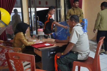 Sekretaris BPBD Bolsel Nurlaila Gobel, (kiri) usai menerima bantuan dari BPBD Sulut, (Foto: Romansyah Banjar).