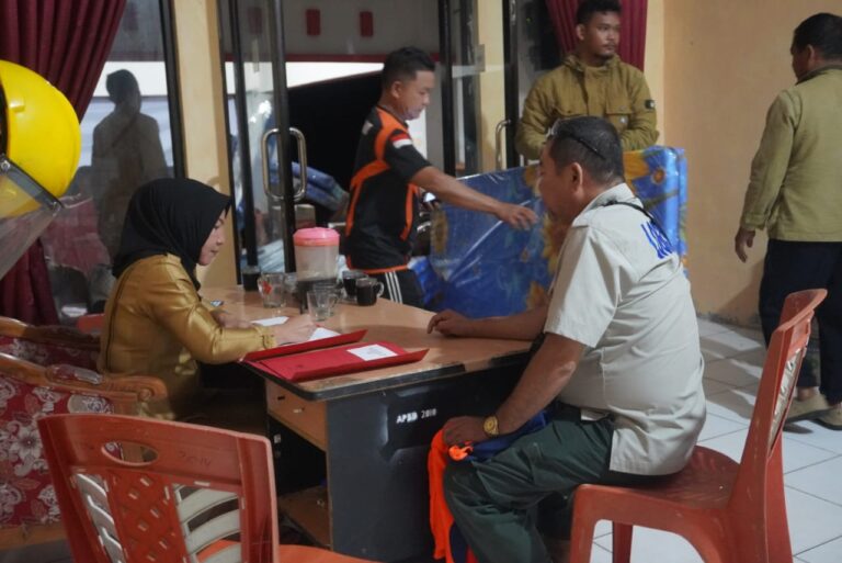 Sekretaris BPBD Bolsel Nurlaila Gobel, (kiri) usai menerima bantuan dari BPBD Sulut, (Foto: Romansyah Banjar).