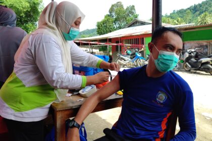 Pencarian korban longsor tambang emas Gorontalo, tim lapangan diberi suntikan anti tetanus