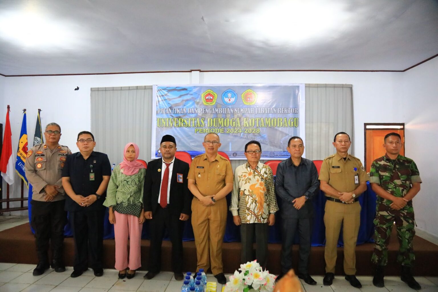 Pj. Wali Kota Kotamobagu, Asripan Nani, yang juga menjabat sebagai Pembina Yayasan Pendidikan Kotamobagu Mandiri, resmi melantik Dr. Muharto sebagai Rektor Universitas Dumoga Kotamobagu untuk masa bakti 2024-2028, (Foto: Diskominfo KK).