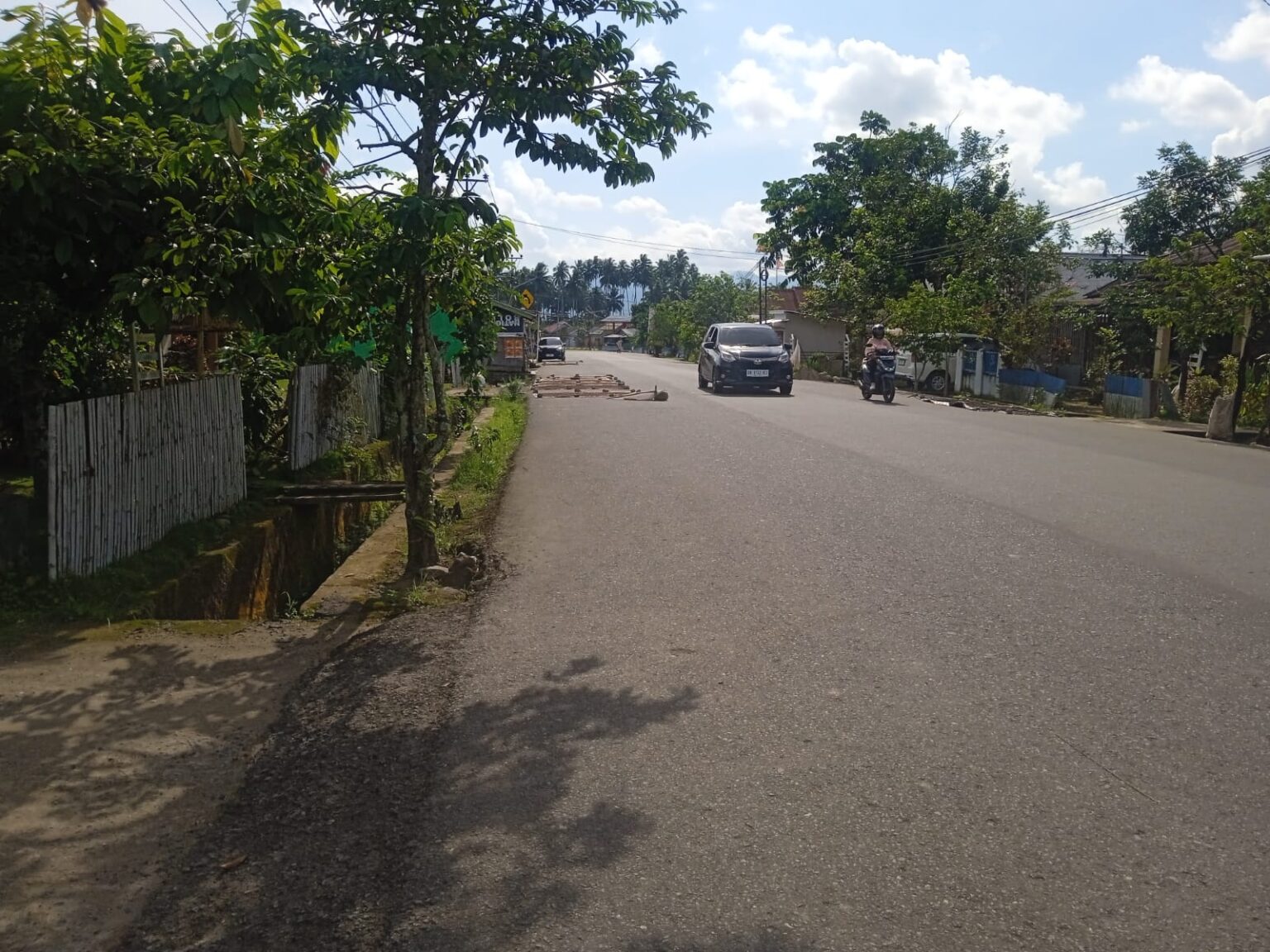 Ruas Jalan Siliwangi Desa Tabang,(Foto: ZONAUTARA.com/Sajidin Kandoli).