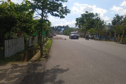 Ruas Jalan Siliwangi Desa Tabang,(Foto: ZONAUTARA.com/Sajidin Kandoli).