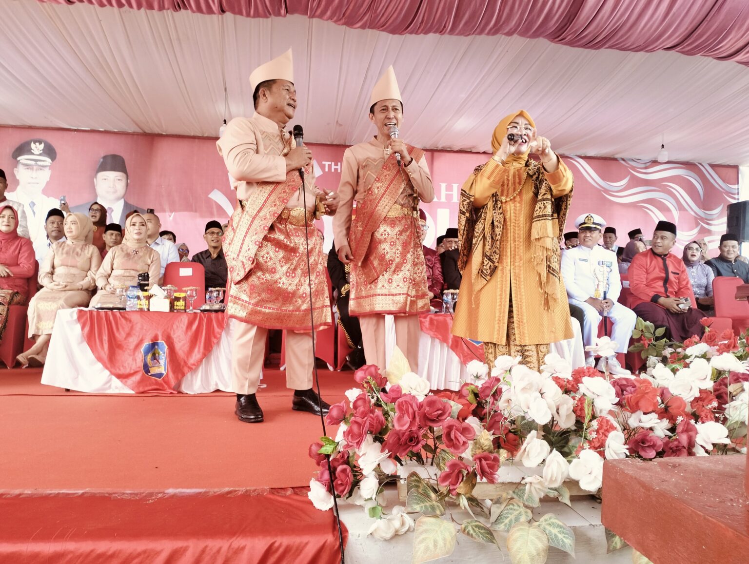 Bupati Bolsel H. Iskandar Kamaru dan Wabup Bolsel Deddy Abdul Hamid, bersama Bunda MMS, saat menyanyikan lagu Rumah Kita. (ZONAUTARA.com /Romansyah Banjar)