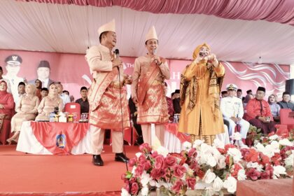 Bupati Bolsel H. Iskandar Kamaru dan Wabup Bolsel Deddy Abdul Hamid, bersama Bunda MMS, saat menyanyikan lagu Rumah Kita. (ZONAUTARA.com /Romansyah Banjar)