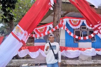 Doni, pedagang bendara musiman yang berasal dari Bandung, (Foto: ZONAUTARA.com/Sajidin Kandoli).