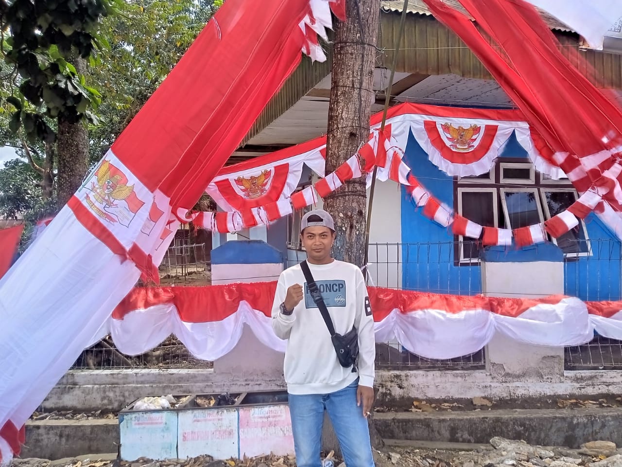 Doni, pedagang bendara musiman yang berasal dari Bandung, (Foto: ZONAUTARA.com/Sajidin Kandoli).