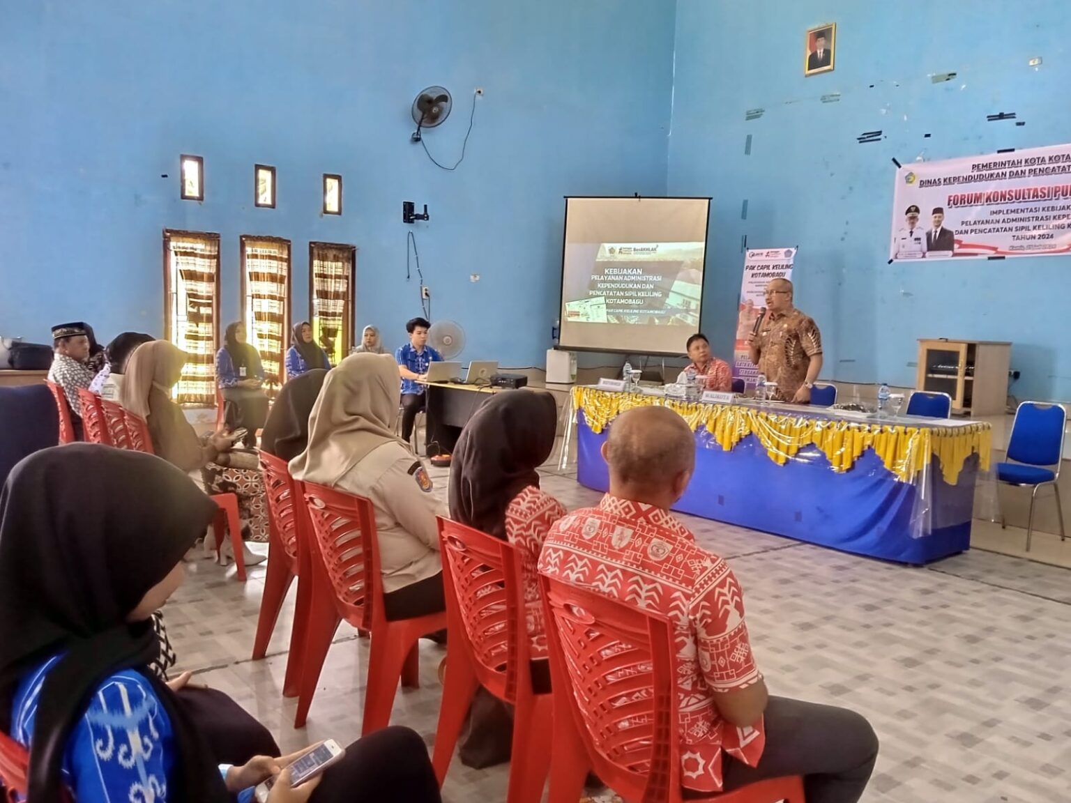 Suasana saat Pj. Wali Kota Resmikan Forum Konsultasi Kebijakan Pelayanan Kependudukan Kotamobagu, (Foto: ZONAUTARA.com/Sajidin Kandoli).