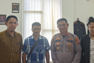 Harun Djurika, bersama kuasa hukum saat Jein Djauhari dan Apriyanto Nusa, saat berada di ruang kerja Wakapolres Bolsel, Kompol. Melky S. Makawaehe. (Foto: Zonautara.com/Romansyah Banjar)