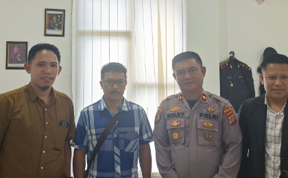 Harun Djurika, bersama kuasa hukum saat Jein Djauhari dan Apriyanto Nusa, saat berada di ruang kerja Wakapolres Bolsel, Kompol. Melky S. Makawaehe. (Foto: Zonautara.com/Romansyah Banjar)
