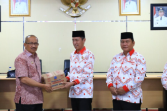 Pj Wali Kota Kotamobagu Asripan Nani Beri Bantuan untuk Korban Banjir di Bolsel, (Foto: Diskominfo KK).