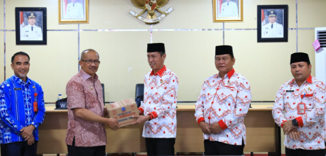 Pj Wali Kota Kotamobagu Asripan Nani Beri Bantuan untuk Korban Banjir di Bolsel, (Foto: Diskominfo KK).