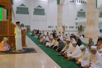 Suasana saat jemaah haji Kotamobagu, disambut Pj Wali Kota, Asripan Nani, (Foto: Diskominfo KK).