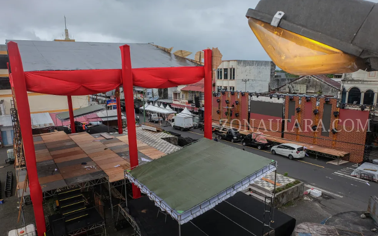 Persiapan Panggung Utama TIFF 2024 Makin Padat Jelang TOF, (Foto: ZONAUTARA.com/Yegar Sahaduta).