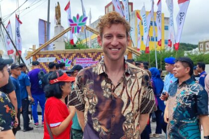 Shema, turis Israel terkesima menyaksikan langsung festival bunga di Tomohon