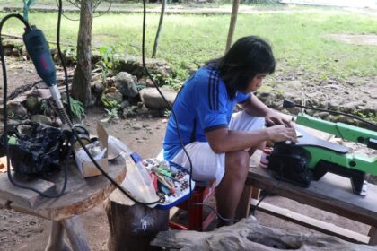 Pahlawan masa kini, pria di Sitaro hidupi keluarga lewat kerajinan tangan