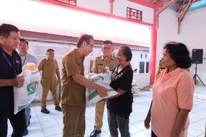 Pemerintah Sitaro salurkan 99,45 Ton beras cadangan pangan untuk 3.315 KPM