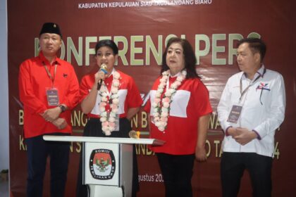 Evangelian Sasingen dan Liem Hong Eng daftar di hari terakhir pendaftaran Pilkada Sitaro