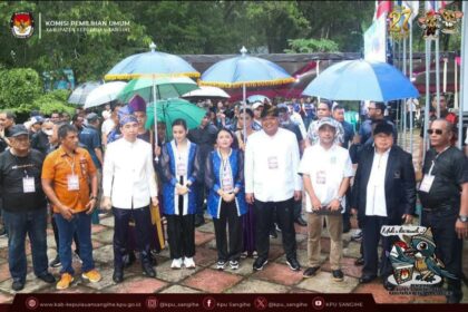 Di tengah hujan deras, pasangan TUARI mendaftar ke KPU Sangihe