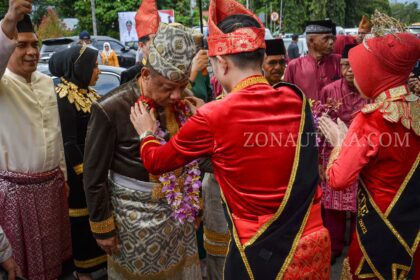 FOTO: Penjabat Walikota Kota Kotamobagu, Abdullah Mokoginta tiba di rumah dinas