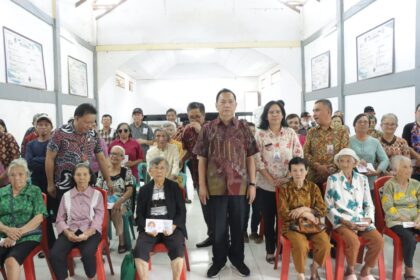 Wali Kota Tomohon Serahkan Bantuan Sosial untuk Lansia