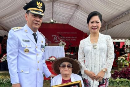 Oma Agustin Pitoy Terima Penghargaan Istimewa pada Peringatan HUT RI ke-79 di Tomohon