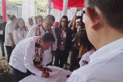 Frangky Wongkar-Theo Kawatu jadi paslon pertama yang mendaftar ke KPU Minsel