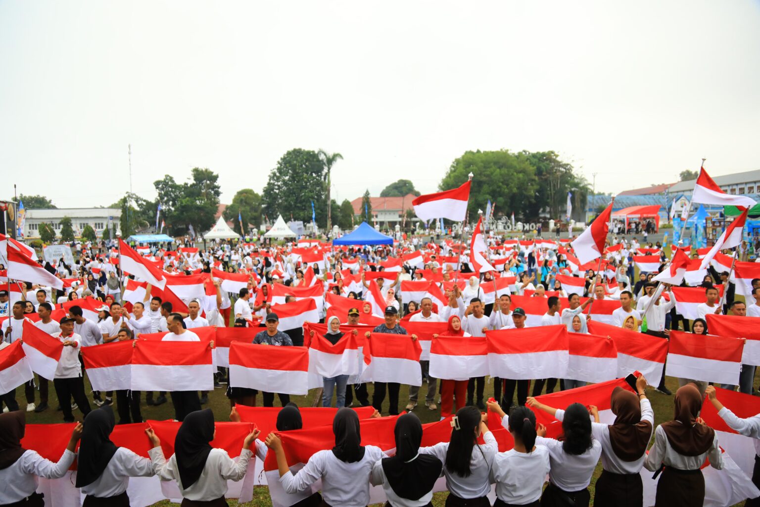 Pj. Wali Kota Kotamobagu Bagikan Bendera Merah Putih dalam Gerakan Nasional 10 Juta Bendera, (Foto: Diskominfo KK).