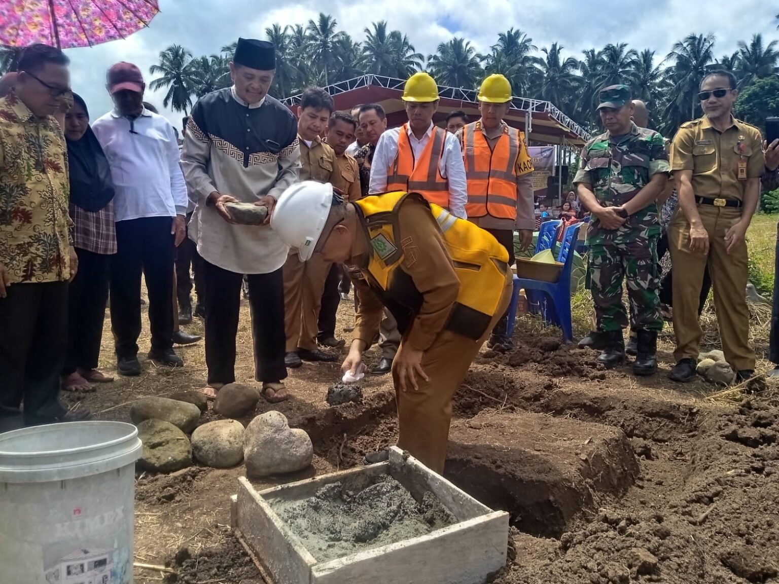 Pj. Wali Kota Kotamobagu, Asripan Nani, saat meletakkan batu pertama pembangunan kampus UDK, (Foto: Diskominfo KK).