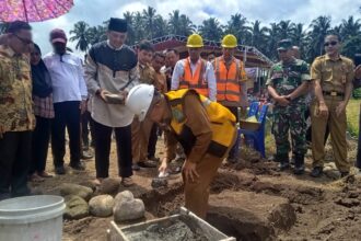 Pj. Wali Kota Kotamobagu, Asripan Nani, saat meletakkan batu pertama pembangunan kampus UDK, (Foto: Diskominfo KK).