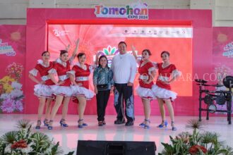 Sophian Cliford Mnagundap (27) Pelatih bersama Tim Pemenang Lomba Line Dance Kelurahan Kolongan satu, (Foto: ZONAUTARA.com/Yegar Sahaduta).