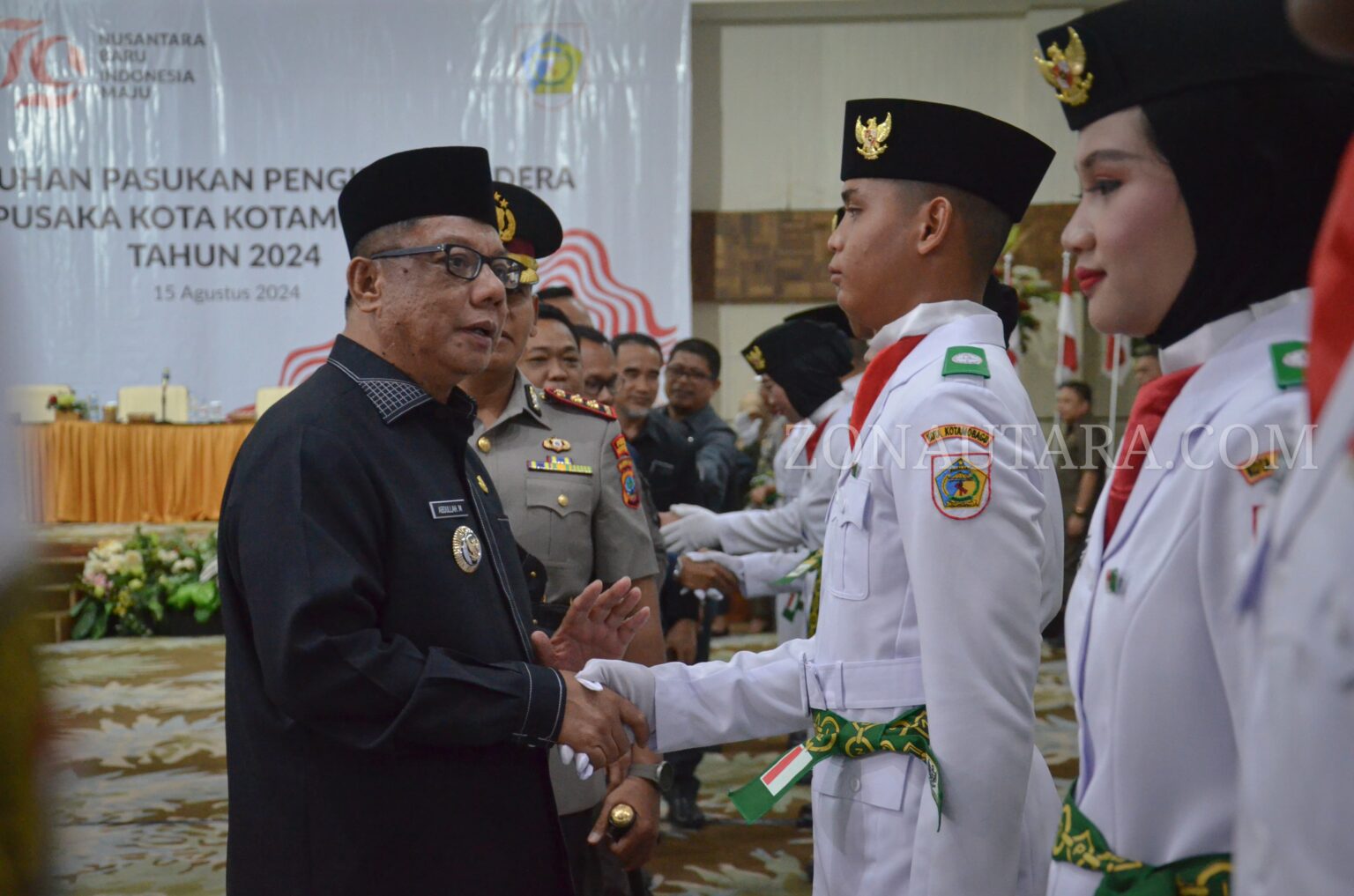 Pj Wali Kota Kotamobagu, Abdullah Mokoginta saat mengukuhkan anggota Paskibraka, (Foto: ZONAUTARA.com/Yegar Sahaduta).