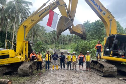 Cerita unik warga Bolsel pekerja banjir Bolmong: Excavator jadi tiang bendera kala upacara HUT ke-79 RI