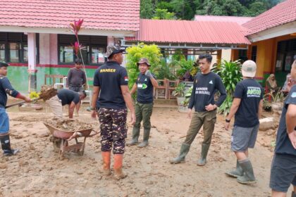 PAC GP Ansor Pinolosian gandeng PPK dan Panwascam turun bersihkan lumpur di SMPN Kombot