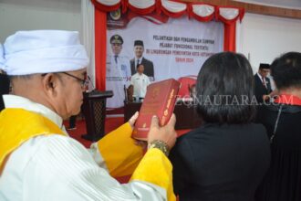 Para pejabat fungsional dengan khidmat mengangkat tangan kanan, mengikuti sumpah yang dipimpin oleh Abdullah Mokoginta, (Foto: ZONAUTARA.com/Yegar Sahaduta).