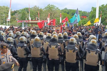 Aksi Darurat Indonesia di Manado, pendemo mulai orasi di halaman gedung DPRD Sulut