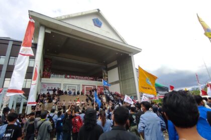 Ratusan massa aksi lanjutan Darurat Indonesia kepung gedung DPRD Sulut