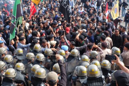 Memanas! Massa aksi lanjutan Darurat Indonesia di Manado terobos barikade polisi