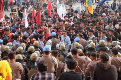 Temui massa aksi di DPRD Sulut, Ismail Dahap serahkan surat pernyataan sikap