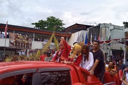 Nayodo-Sri Tanti Didaftarkan ke KPU Kotamobagu, Diarak Ribuan Pendukung, (Foto: ZONAUTARA.com/Sajidin Kandoli).