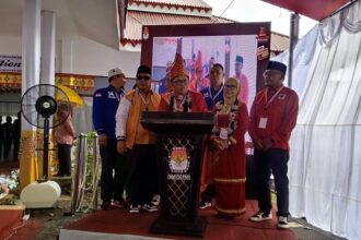 Pasangan calon Wali Kota dan Wakil Walikota, Nayodo Koerniawan dan Sri Tanti Angkara saat mendaftar di KPU Kota Kotamobagu, (Foto:Sajidin Kandoli).