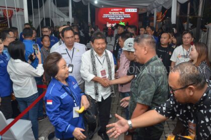 Pilih malam hari, Karamoy-Datau mendaftar paling akhir di KPU Manado
