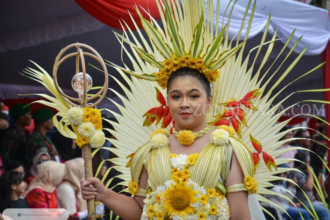 Peserta parade ToF dengan representasi tanaman Woka, (Foto: ZONAUTARA.com/Neno Karlina).